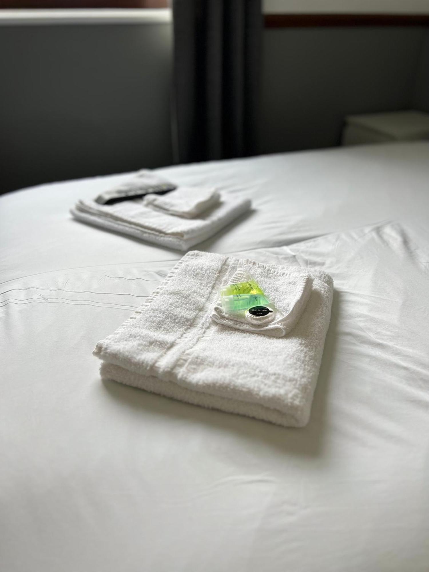 Papworth Everard Oyo Stay Inn Express, Cambridge מראה חיצוני תמונה