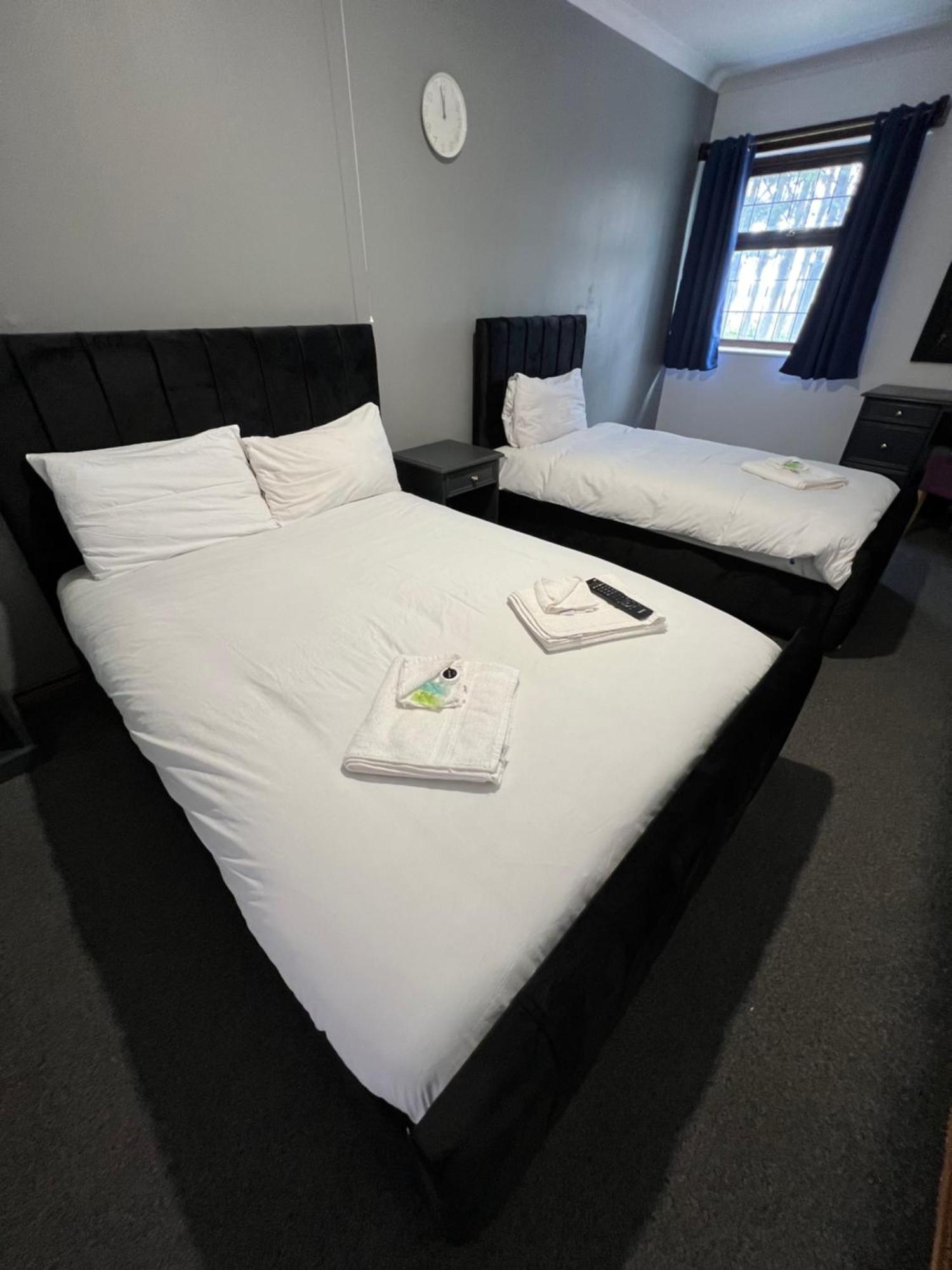 Papworth Everard Oyo Stay Inn Express, Cambridge מראה חיצוני תמונה